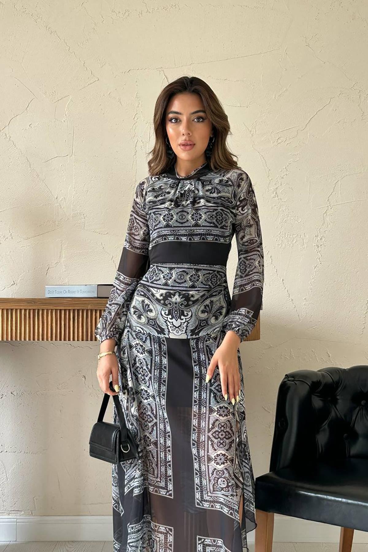 Kadın Siyah Uzun Kol Etnik Desenli Yırtmaçlı Şifon Astarlı Uzun Elbise 18A-7967