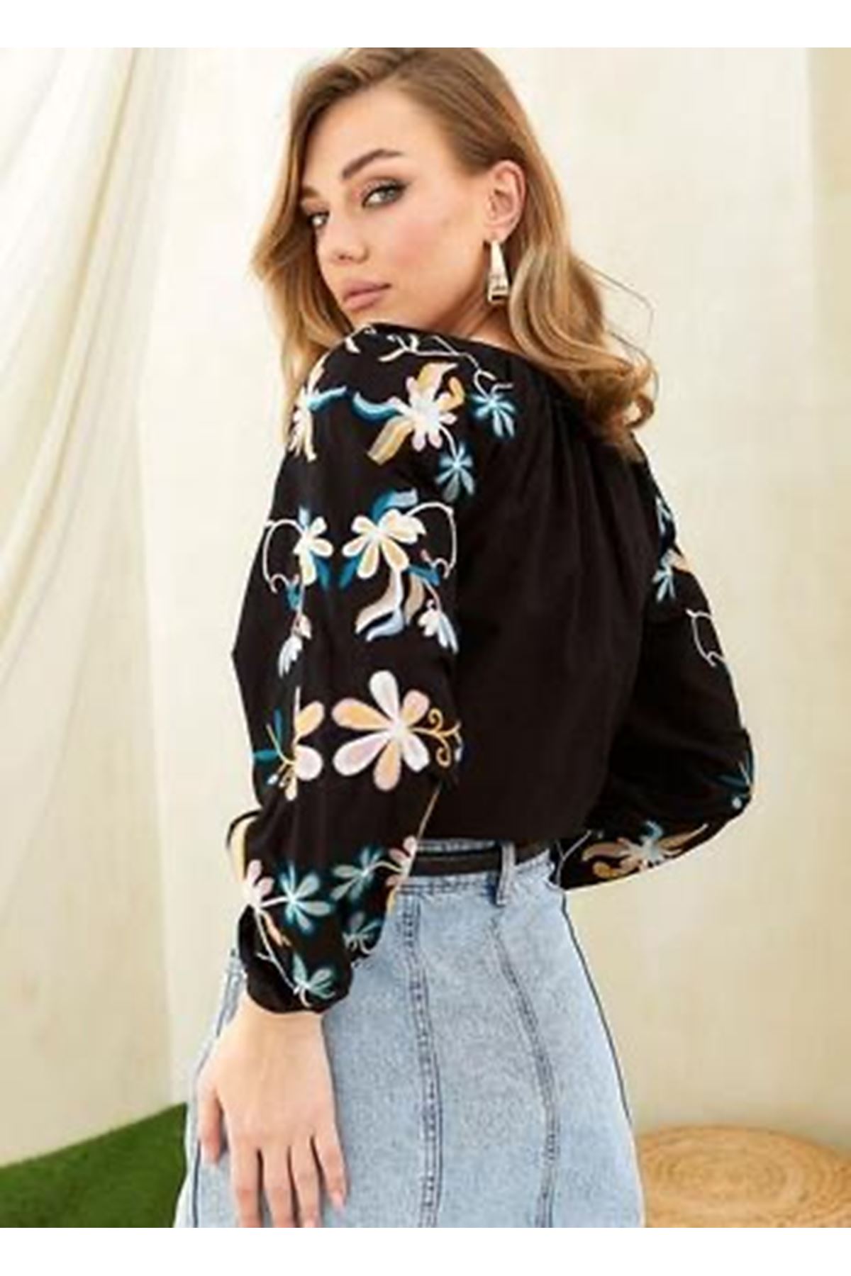 Kadın Siyah V Yaka Nakış İşlemeli Balon Uzun Kol Bol Kesim Keten Bluz 4D-2362