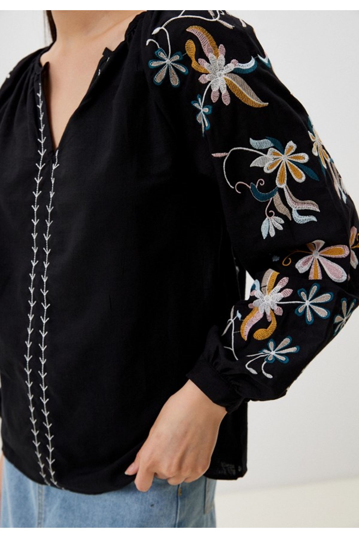 Kadın Siyah V Yaka Nakış İşlemeli Balon Uzun Kol Bol Kesim Keten Bluz 4D-2362