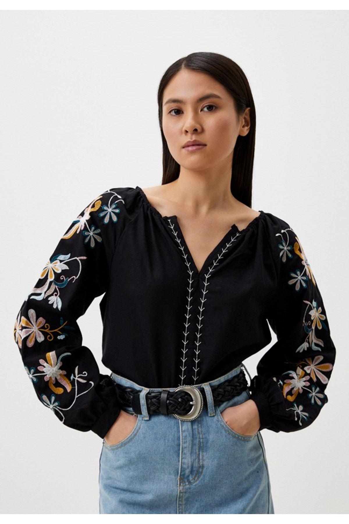 Kadın Siyah V Yaka Nakış İşlemeli Balon Uzun Kol Bol Kesim Keten Bluz 4D-2362