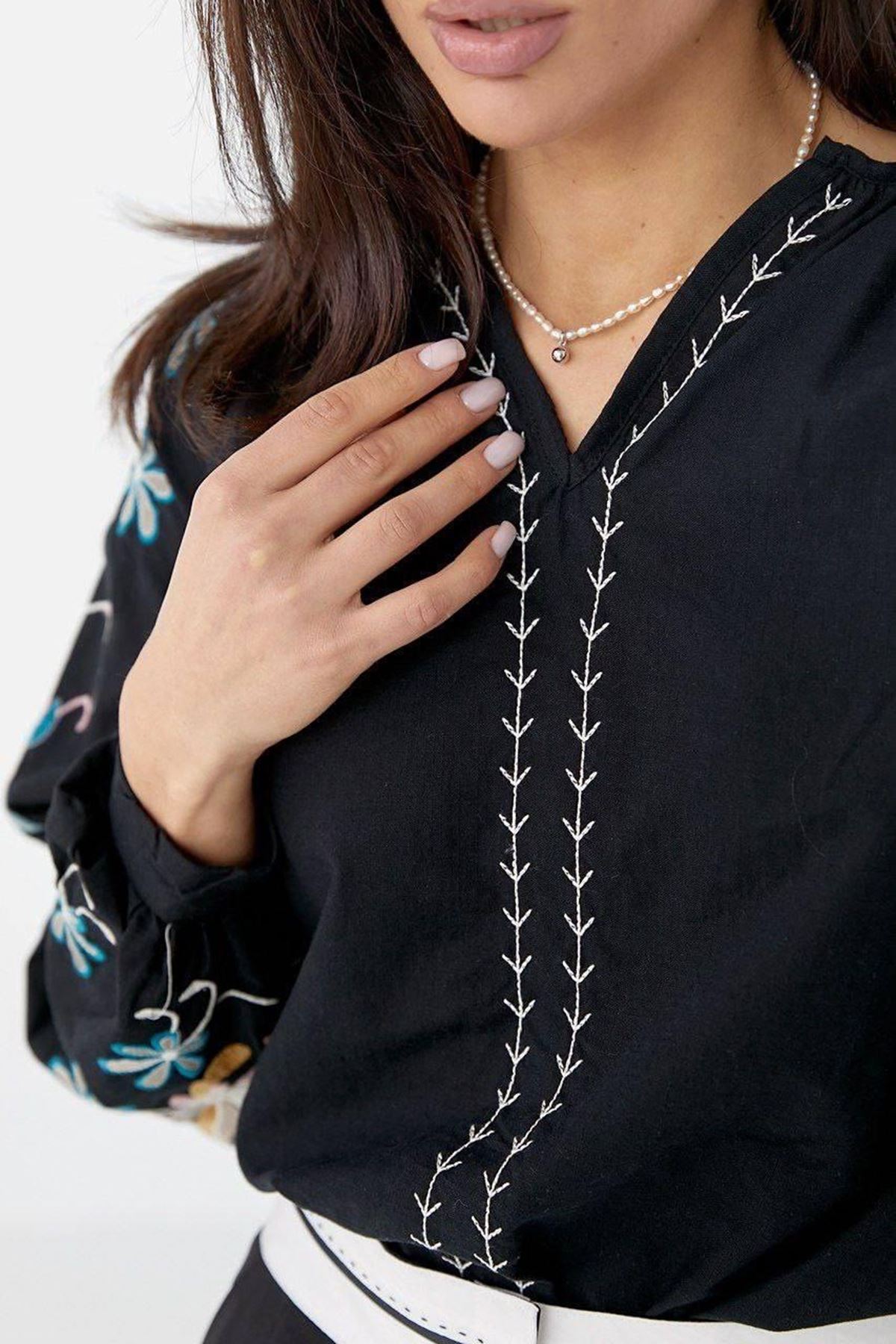 Kadın Siyah V Yaka Nakış İşlemeli Balon Uzun Kol Bol Kesim Keten Bluz 4D-2362