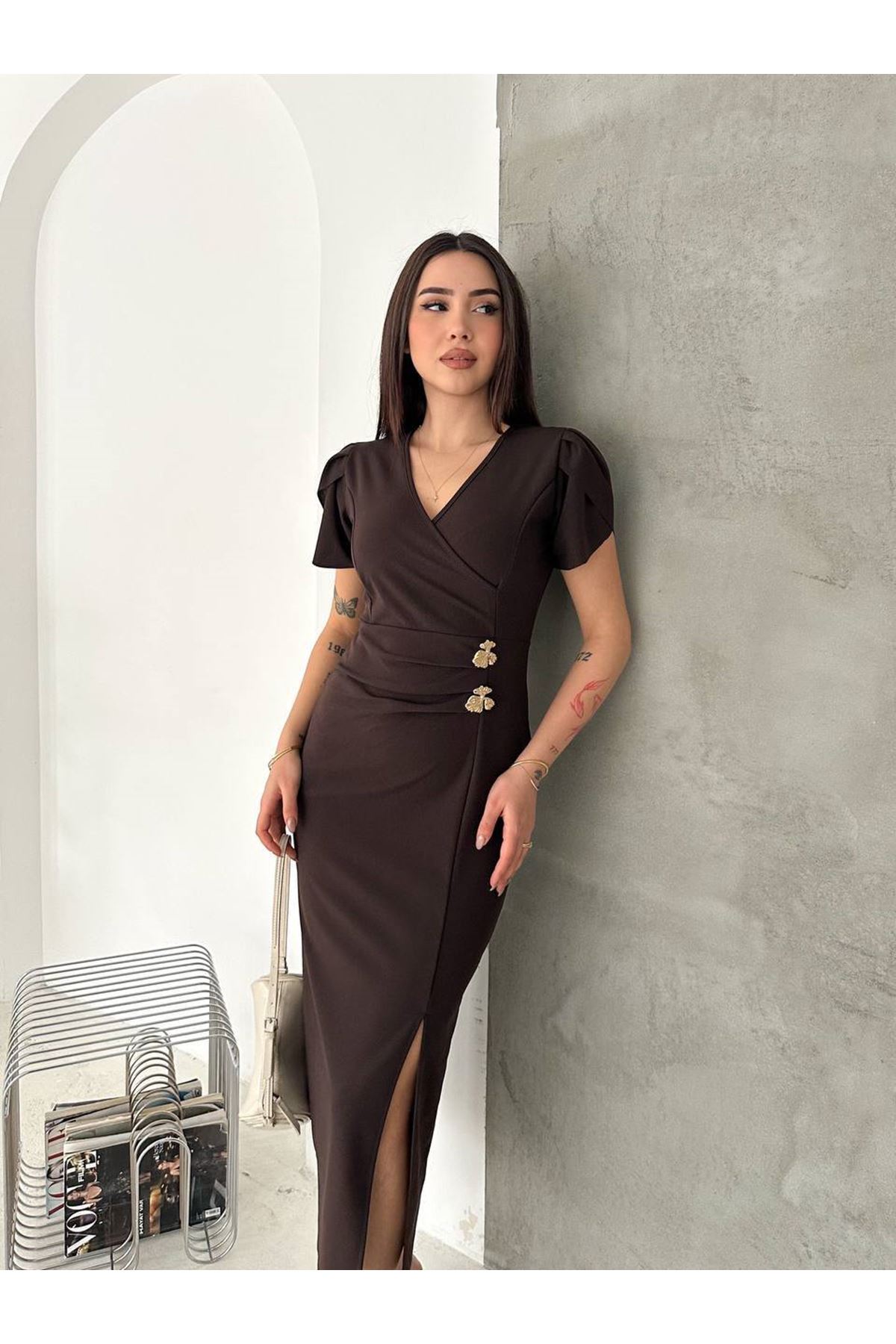 Kadın Kahverengi Krep Kumaş Kısa Kol Kruvaze Yaka Midi Boy Elbise 10E-2401