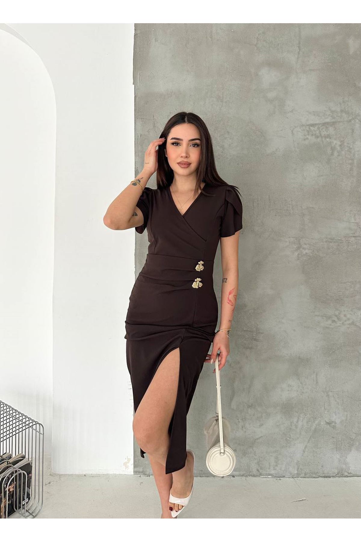 Kadın Kahverengi Krep Kumaş Kısa Kol Kruvaze Yaka Midi Boy Elbise 10E-2401