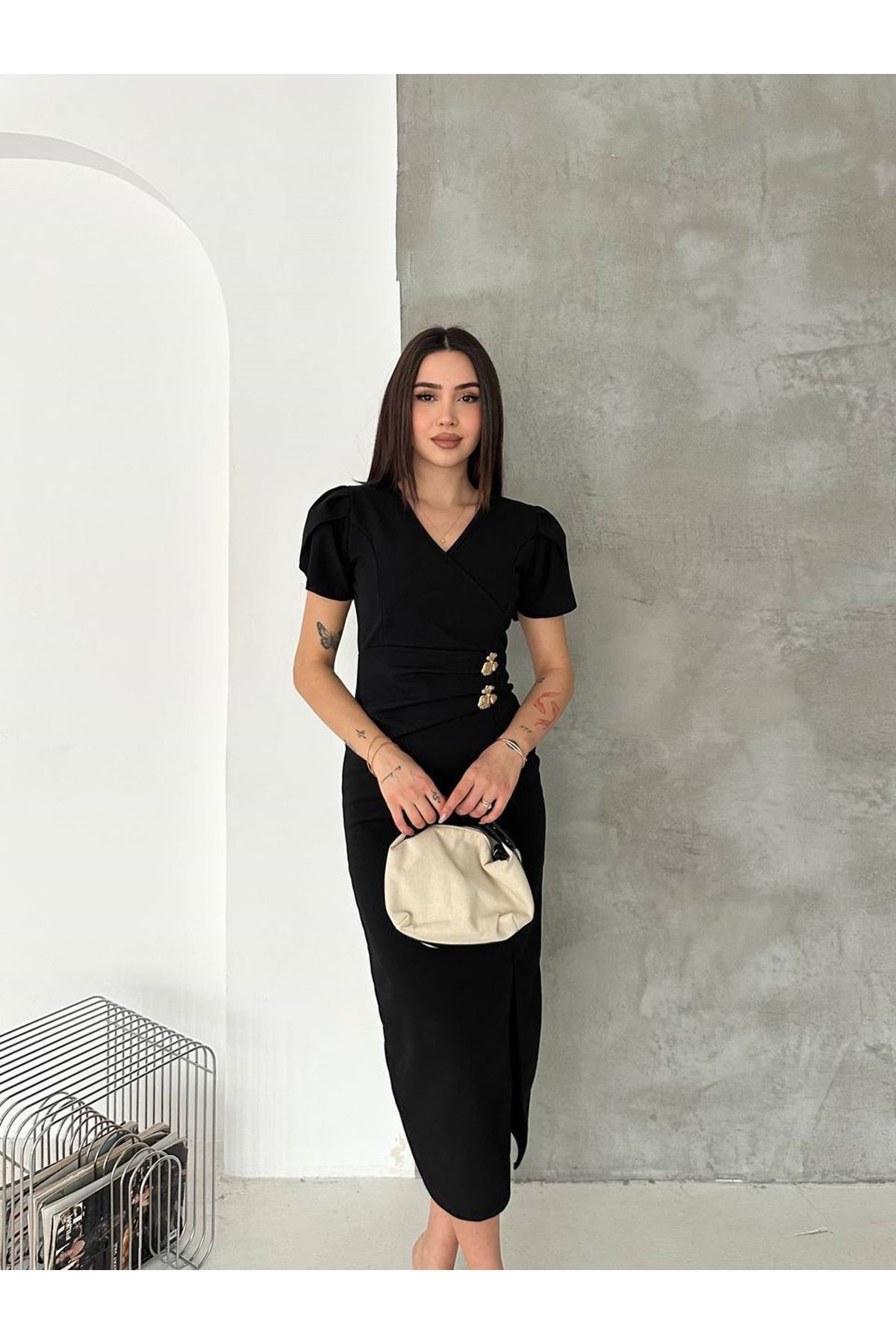 Kadın Siyah Krep Kumaş Kısa Kol Kruvaze Yaka Midi Boy Elbise 10E-2403