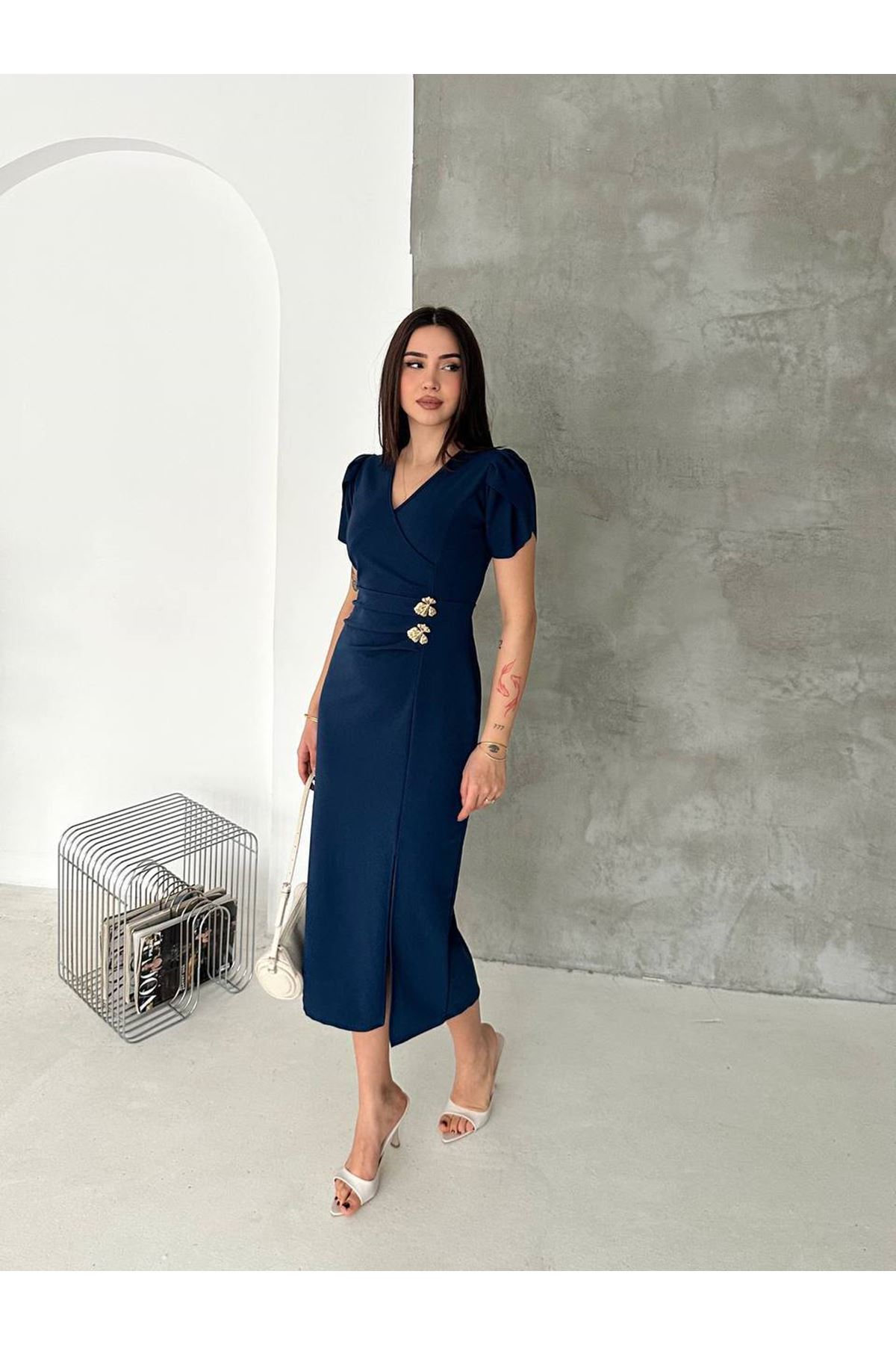 Kadın Lacivert Krep Kumaş Kısa Kol Kruvaze Yaka Midi Boy Elbise 10E-2404