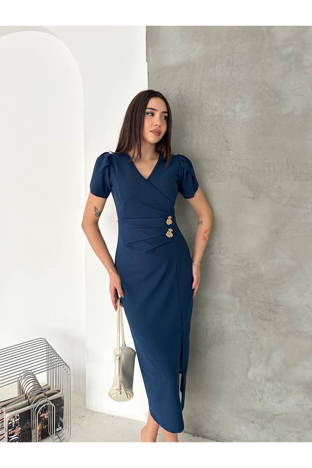 Kadın Lacivert Krep Kumaş Kısa Kol Kruvaze Yaka Midi Boy Elbise 10E-2404