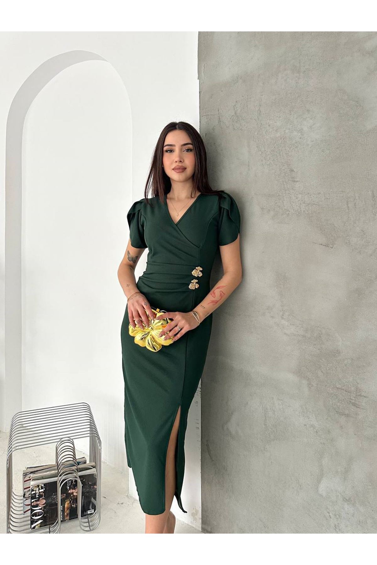 Kadın Yeşil Krep Kumaş Kısa Kol Kruvaze Yaka Midi Boy Elbise 10E-2405