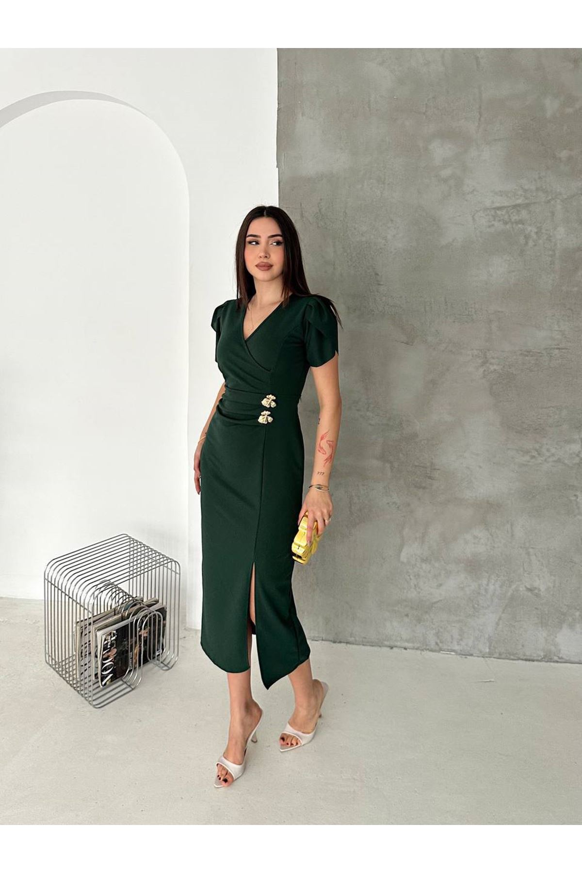 Kadın Yeşil Krep Kumaş Kısa Kol Kruvaze Yaka Midi Boy Elbise 10E-2405