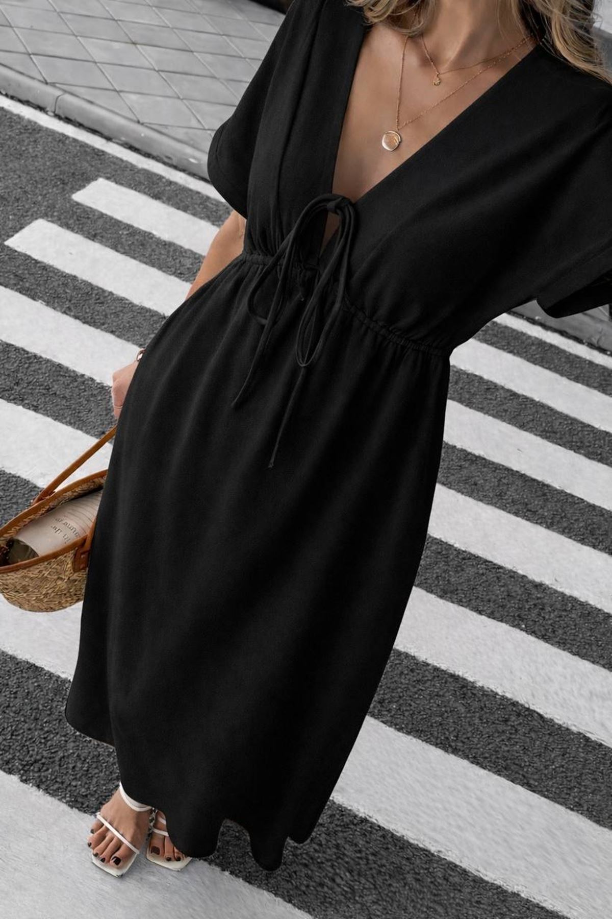 Kadın Siyah Düz Renk Aerobin Kumaş Yazlık V Yaka Kısa Kol Beli Lastikli Diz Altı Elbise 10C-2381