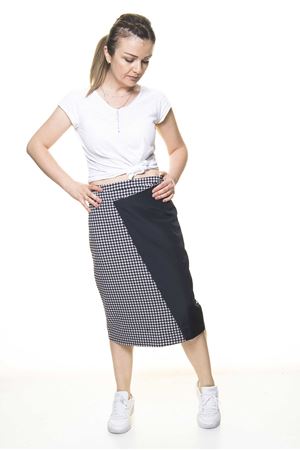 Kadın Siyah Beyaz Pötikareli Midi Tarz Etek  7C-3003